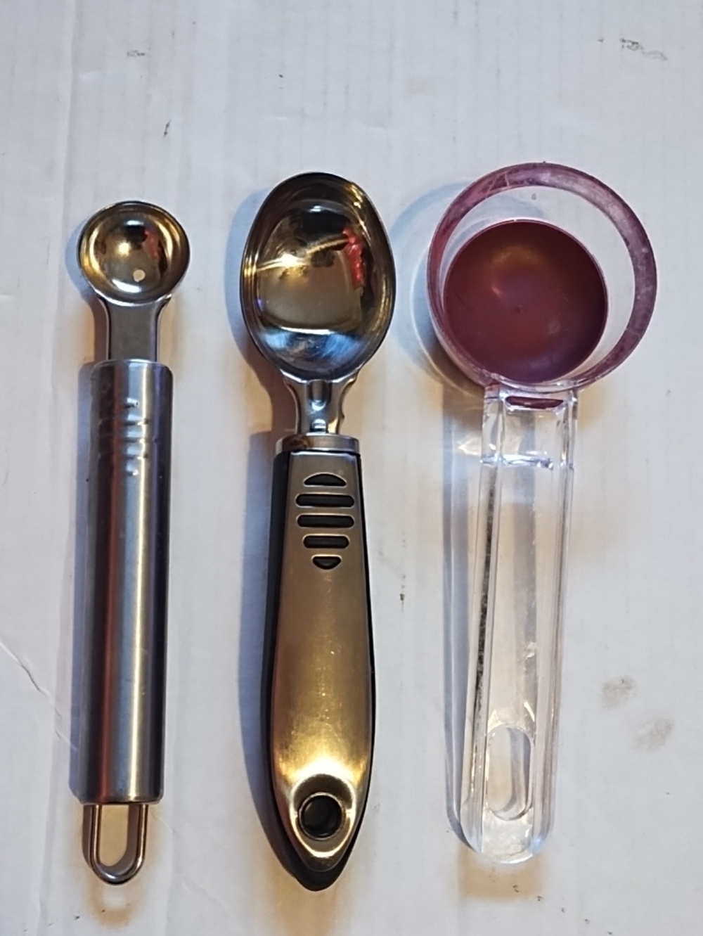Kitchen Gadget Set with White Citrus Juicer and Garlic Press - Picture 9 of 10
